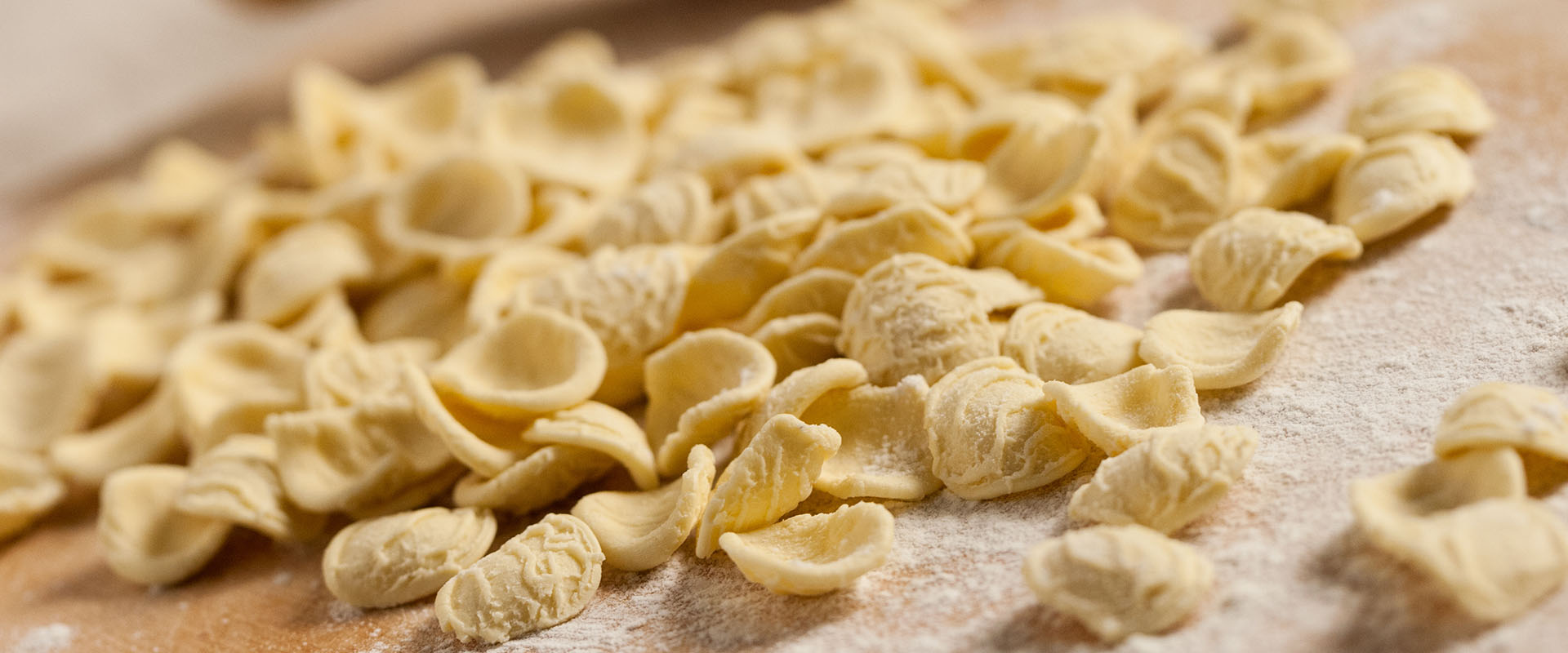 orecchiette fatte in casa in essiccazione per strada, pasta fresca tipica  della basilicata Foto stock - Alamy